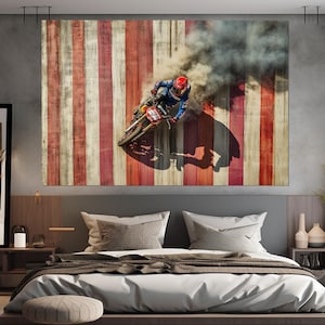 Pu&ograve; includere: Una grande stampa artistica da parete raffigurante un pilota di motocross su una moto, che crea una nuvola di fumo. Lo sfondo &egrave; un design a pannelli di legno con toni rossi, bianchi e legno naturale. Il pilota indossa un casco rosso e una tuta da corsa blu.