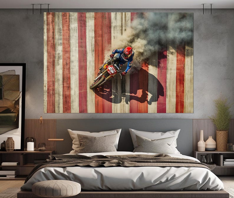 Pu&ograve; includere: Una grande stampa artistica da parete raffigurante un pilota di motocross su una moto, che crea una nuvola di fumo. Lo sfondo &egrave; un design a pannelli di legno con toni rossi, bianchi e legno naturale. Il pilota indossa un casco rosso e una tuta da corsa blu.