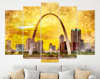 Op de afbeelding: Een aquarel van de St. Louis Arch en de skyline van de stad. Het schilderij is in tinten geel en bruin, met een witte achtergrond. De boog bevindt zich in het midden van het schilderij, en de skyline van de stad is op de achtergrond.