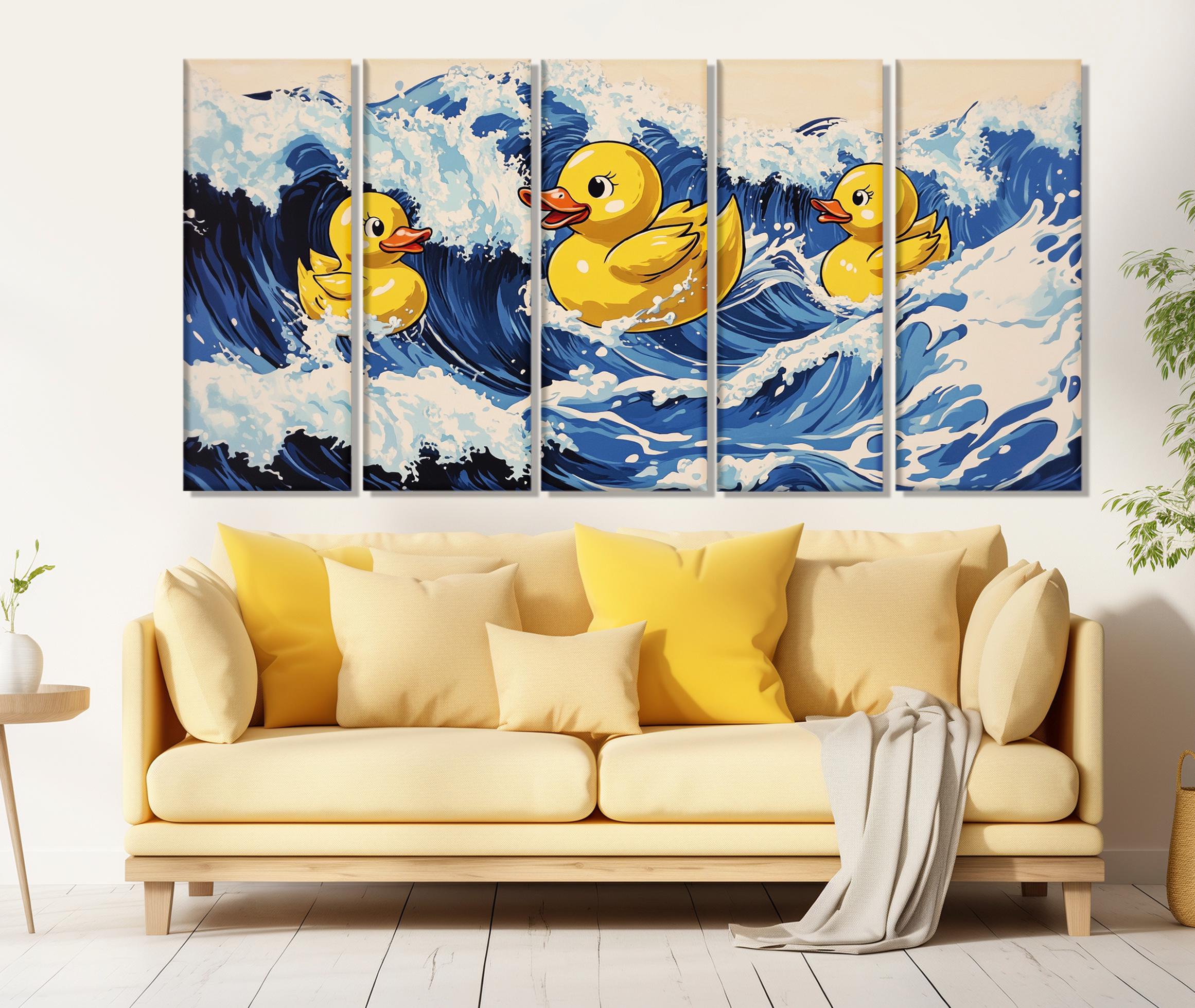 波の上でサーフィンをするゴム製のアヒル、北斎風の絵画、キャンバスに