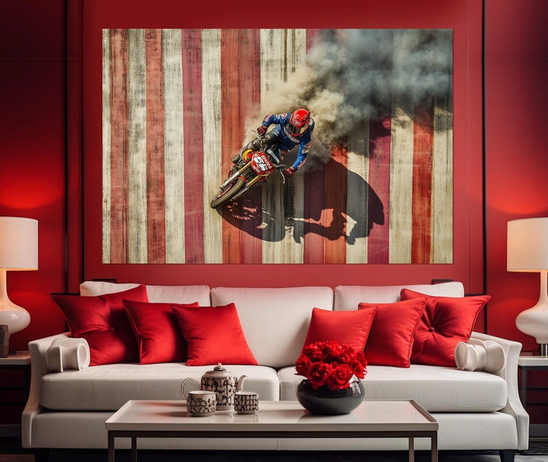 Pu&ograve; includere: Una grande opera d'arte incorniciata raffigurante un pilota di motocross in azione, che crea una nuvola di fumo. Lo sfondo &egrave; un design a pannelli di legno con strisce verticali rosse, bianche e marroni. L'opera &egrave; esposta sopra un divano bianco con cuscini rossi.
