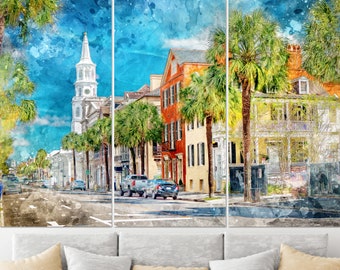 Puede incluir: Una pintura de acuarela de una escena callejera en Charleston, Carolina del Sur. La calle está bordeada de edificios históricos, incluida una iglesia blanca con un campanario, y palmeras. Hay coches aparcados en la calle y un cielo azul con nubes blancas en el fondo.