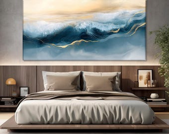 Peut inclure: Grande œuvre d'art abstraite sur toile représentant un paysage marin avec des nuances de bleu, de blanc et d'or. L'œuvre d'art représente des vagues avec des accents dorés, créant un visuel dynamique et texturé. La peinture est affichée au-dessus d'un lit.