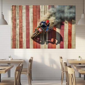 Pu&ograve; includere: Una grande stampa artistica da parete con un pilota di motocross su una moto da cross, che crea una nuvola di fumo. Lo sfondo &egrave; un design a pannelli di legno con strisce verticali rosse, bianche e marroni. Il pilota indossa un casco rosso e un'attrezzatura da corsa blu.