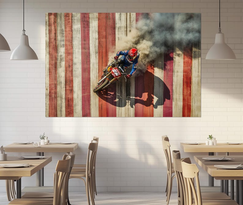 Pu&ograve; includere: Una grande stampa artistica da parete con un pilota di motocross su una moto da cross, che crea una nuvola di fumo. Lo sfondo &egrave; un design a pannelli di legno con strisce verticali rosse, bianche e marroni. Il pilota indossa un casco rosso e un'attrezzatura da corsa blu.