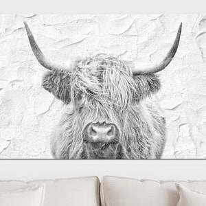 Hooglandkoe op rustieke muur achtergrond canvasafdruk, moderne minimalistische muurkunst, zwart-witte koe canvaskunst