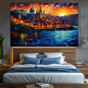 K&ouml;nnte beinhalten: Ein Gem&auml;lde, das eine Skyline einer Stadt bei Sonnenuntergang mit einem Segelboot im Wasser zeigt. Die Stadt ist auf einem H&uuml;gel gebaut und hat viele Geb&auml;ude mit orangefarbenen und gelben Lichtern. Der Himmel ist eine Mischung aus Orange, Rosa und Lila.