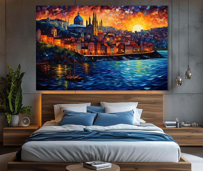 K&ouml;nnte beinhalten: Ein Gem&auml;lde, das eine Skyline einer Stadt bei Sonnenuntergang mit einem Segelboot im Wasser zeigt. Die Stadt ist auf einem H&uuml;gel gebaut und hat viele Geb&auml;ude mit orangefarbenen und gelben Lichtern. Der Himmel ist eine Mischung aus Orange, Rosa und Lila.