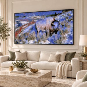 Può includere: Una stampa artistica da parete rettangolare che presenta un dipinto impressionista di un grande bisonte in un paesaggio innevato. L'opera utilizza tonalità vivaci di blu, bianco e striature di rosso per raffigurare l'animale e l'ambiente.