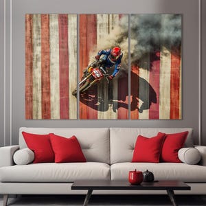 Pu&ograve; includere: Stampa su tela a tre pannelli raffigurante un pilota di motocross. Il pilota, con casco rosso e tuta blu, &egrave; mostrato a met&agrave; curva, creando una nuvola di polvere. Lo sfondo &egrave; un design in legno invecchiato con strisce rosse e bianche.