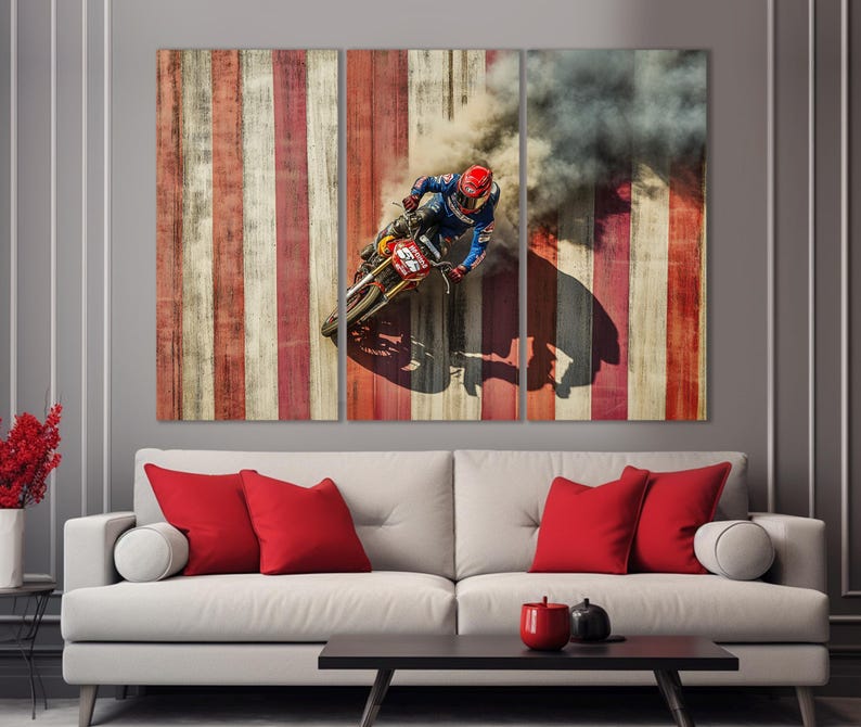 Pu&ograve; includere: Stampa su tela a tre pannelli raffigurante un pilota di motocross. Il pilota, con casco rosso e tuta blu, &egrave; mostrato a met&agrave; curva, creando una nuvola di polvere. Lo sfondo &egrave; un design in legno invecchiato con strisce rosse e bianche.