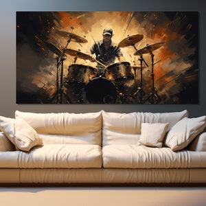 Op de afbeelding: Een schilderij van een drummer die op een drumstel speelt. De drummer draagt een pet en een zwart shirt. De drums zijn in verschillende tinten bruin en zwart. De achtergrond is een wazig, abstract schilderij in oranje, geel en bruin.