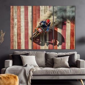Pu&ograve; includere: Stampa su tela a tre pannelli raffigurante un pilota di motocross in azione. Il pilota, in blu e rosso, affronta una curva, sollevando una nuvola di fumo. Lo sfondo &egrave; un design in legno invecchiato con strisce rosse e bianche.