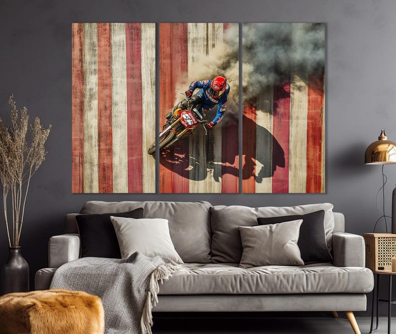 Pu&ograve; includere: Stampa su tela a tre pannelli raffigurante un pilota di motocross in azione. Il pilota, in blu e rosso, affronta una curva, sollevando una nuvola di fumo. Lo sfondo &egrave; un design in legno invecchiato con strisce rosse e bianche.
