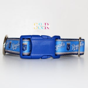 Puede incluir: Collar azul para perro con un logotipo de los Kansas City Royals en blanco y azul y la palabra "Royals" impresa en &eacute;l.