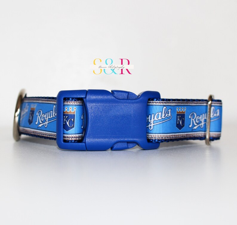 Puede incluir: Collar azul para perro con un logotipo de los Kansas City Royals en blanco y azul y la palabra "Royals" impresa en &eacute;l.