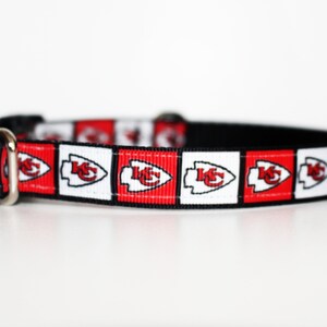Peut inclure: Un collier de chien rouge, blanc et noir avec un motif r&eacute;p&eacute;t&eacute; du logo des Chiefs de Kansas City.