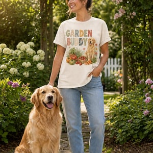 Golden Retriever Amigo do Jardim PNG, Design de Cachorro com Letras em Patchwork, Golden Retriever em Aquarela PNG, Download para Sublimação de Jardinagem