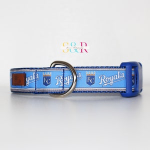Puede incluir: Collar azul para perro con un patr&oacute;n blanco y azul que presenta el logotipo de los Kansas City Royals y el texto "Royals".