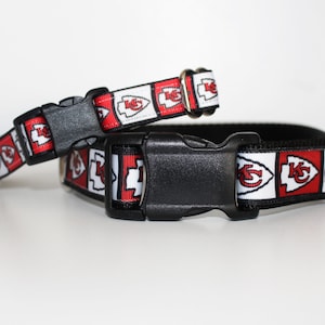 Peut inclure: Deux colliers pour chien avec un motif rouge, blanc et noir repr&eacute;sentant le logo des Kansas City Chiefs. Les colliers sont r&eacute;glables et ont une boucle noire.