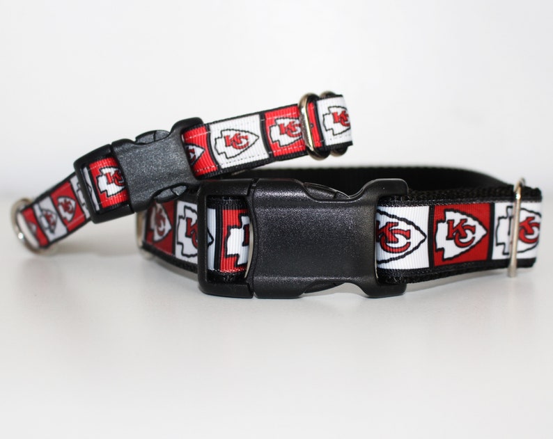Peut inclure: Deux colliers pour chien avec un motif rouge, blanc et noir repr&eacute;sentant le logo des Kansas City Chiefs. Les colliers sont r&eacute;glables et ont une boucle noire.