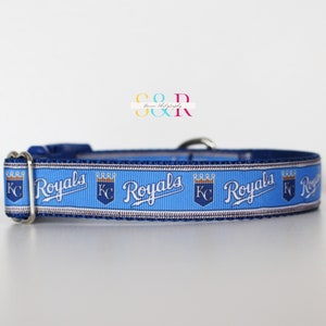 Puede incluir: Un collar para perro azul y blanco con el logotipo de los Kansas City Royals y la palabra "Royals" repetida en el collar.