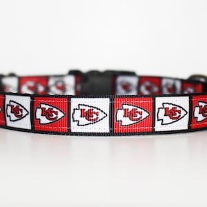 Peut inclure: Un collier de chien rouge, blanc et noir avec un motif r&eacute;p&eacute;t&eacute; du logo des Chiefs de Kansas City.