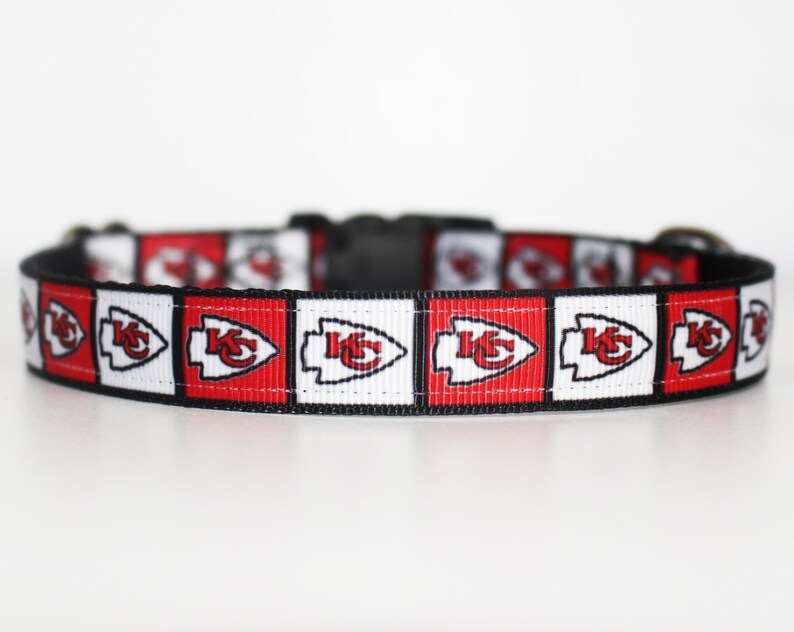 Peut inclure: Un collier de chien rouge, blanc et noir avec un motif r&eacute;p&eacute;t&eacute; du logo des Chiefs de Kansas City.