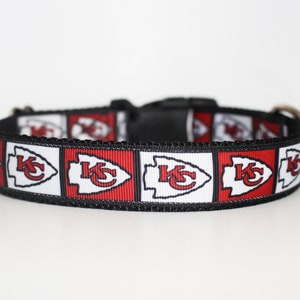 Peut inclure: Un collier de chien noir avec un motif rouge, blanc et noir repr&eacute;sentant le logo des Kansas City Chiefs.