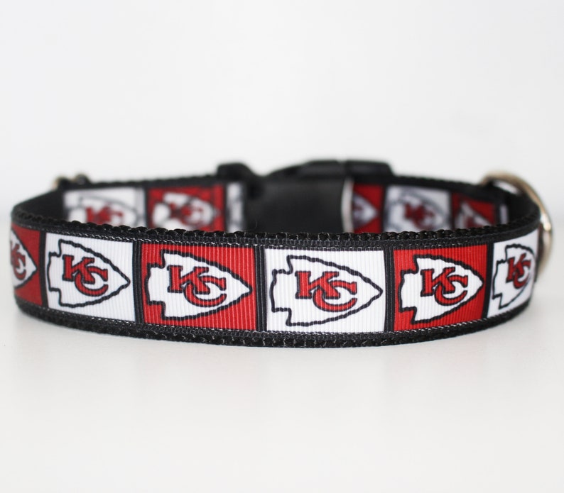 Peut inclure: Un collier de chien noir avec un motif rouge, blanc et noir repr&eacute;sentant le logo des Kansas City Chiefs.