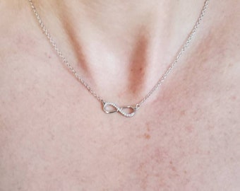Colar infinito em prata de lei: delicado pingente de zircônia cúbica