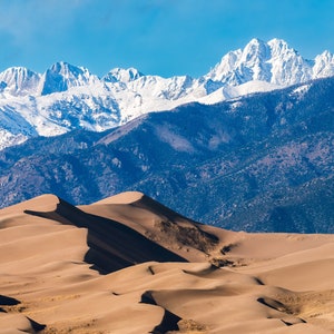 Great Sand Dunes National Park, Colorado, Schneebedeckte Berge, Landschaftsfoto, Leinwanddruck
