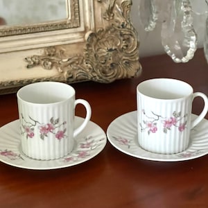 2 Coffee cups in fine Limoges porcelain. Capacity 125 ml.