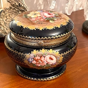 Merveilleuse bonbonnière coffret en porcelaine bleue française.Porcelaine de Sevres. Peint a la main Signé