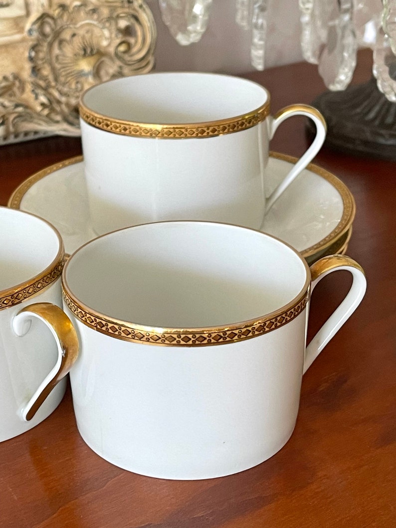 3 Tasses à Café en porcelaine fine de Limoges. Contenance 200 ml. image 3