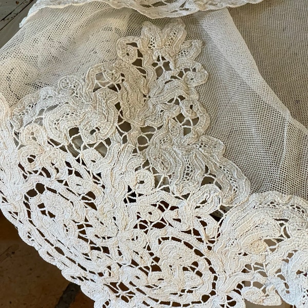 LINGE ANCIEN / Merveilleuse petite nappe . Tulle et  Dentelle. Shabby Chic. Début du XXème siècle.