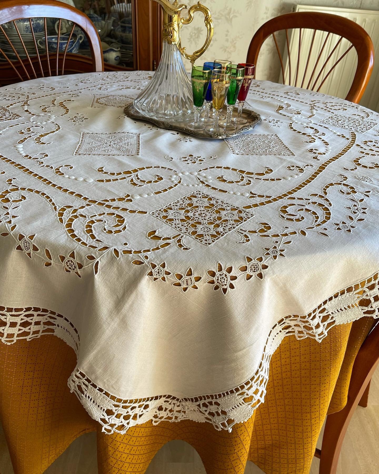 Linge Ancien/Merveilleuse Nappe Brodée Main .