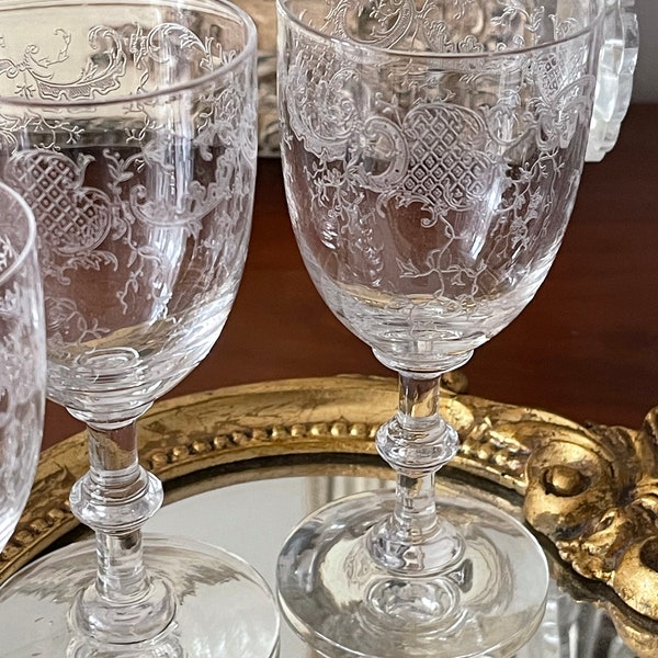 Lot de 4 verres en cristal gravé .Année 1900.