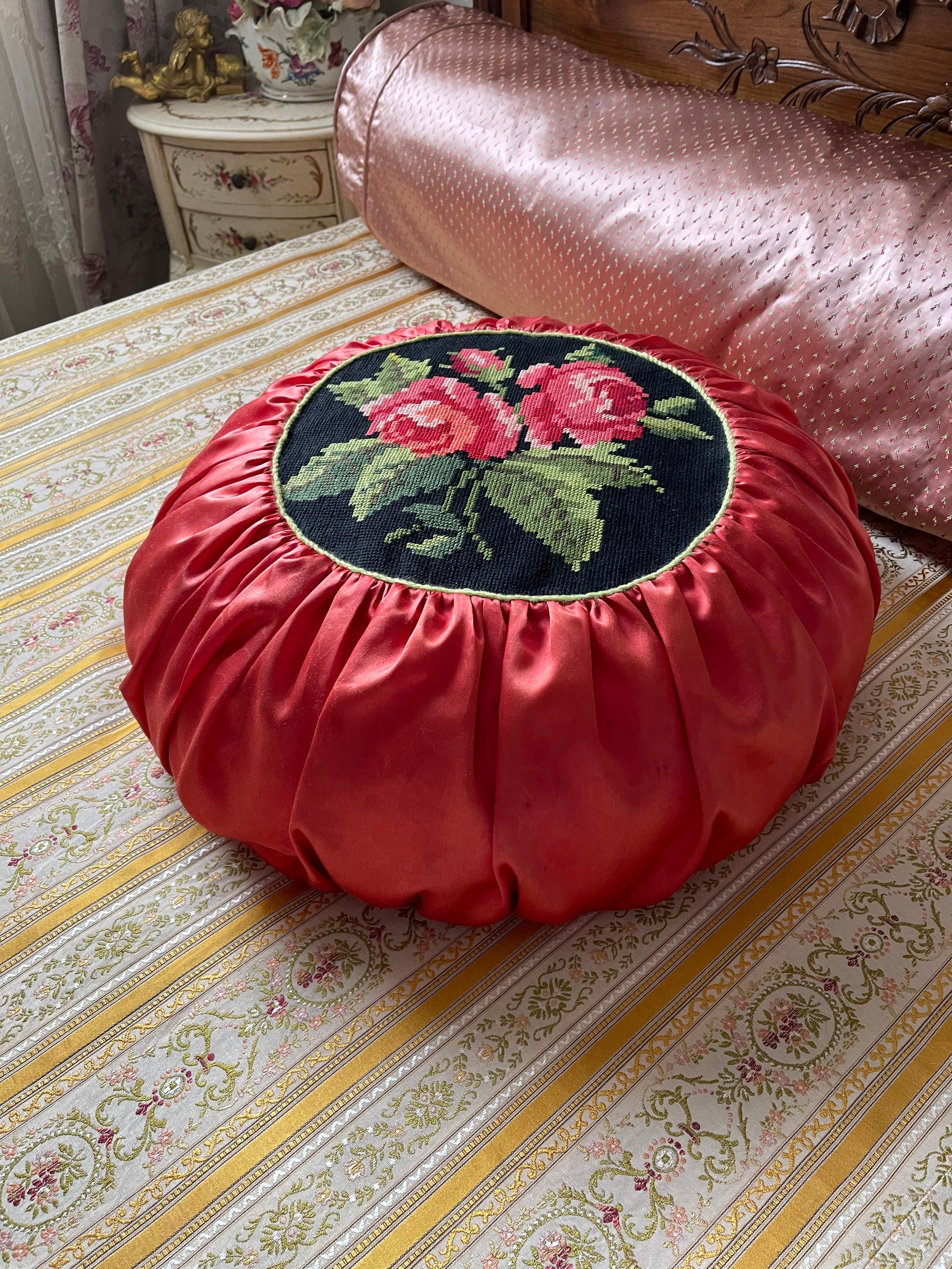 Magnifique Coussin Décoratif. Brodé à La Main.vintage Française Des Années 1980.roses.