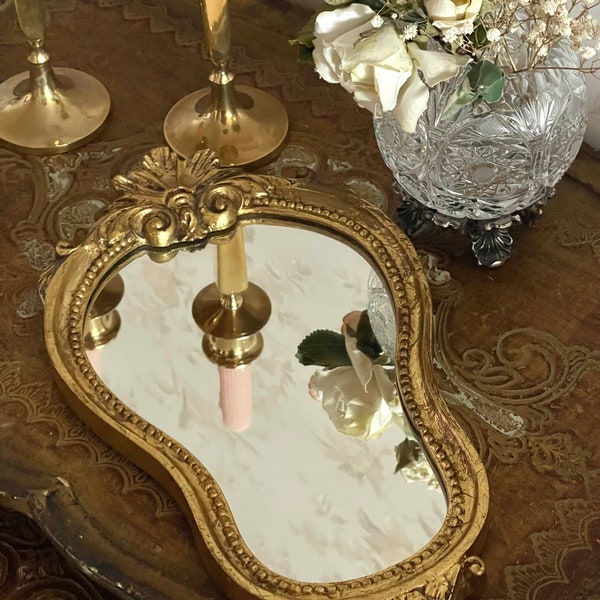 Glace. Ancien Miroir en résine doré style Louis XV.  32 cm x 18 cm. Vintage.