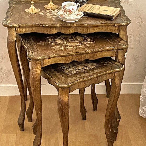 Magnifique ensemble de 3 tables gigognes . Tables florentine.  Vintage.