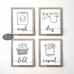 Könnte beinhalten: Set aus vier gerahmten Kunstdrucken für den Waschraum. Jeder Druck zeigt eine Schwarz-Weiß-Strichzeichnung mit einem Holzrahmen. Die Drucke zeigen eine Waschmaschine, trocknende Kleidung, einen Korb mit gefalteter Kleidung und einen Wäschekorb mit den Worten "wash", "dry", "fold" und "repeat".