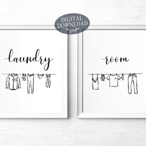 Puede incluir: Dos carteles imprimibles en blanco y negro con las palabras "laundry" y "room" escritas en cursiva. Cada cartel presenta una l&iacute;nea de ropa colgada en un tendedero.