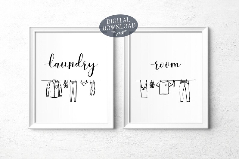 Puede incluir: Dos carteles imprimibles en blanco y negro con las palabras "laundry" y "room" escritas en cursiva. Cada cartel presenta una l&iacute;nea de ropa colgada en un tendedero.