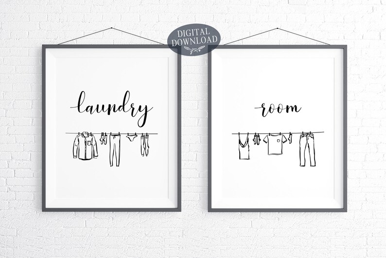 Puede incluir: Dos carteles imprimibles en blanco y negro con las palabras "laundry" y "room" escritas en cursiva. Cada cartel presenta una l&iacute;nea de ropa colgada en un tendedero.