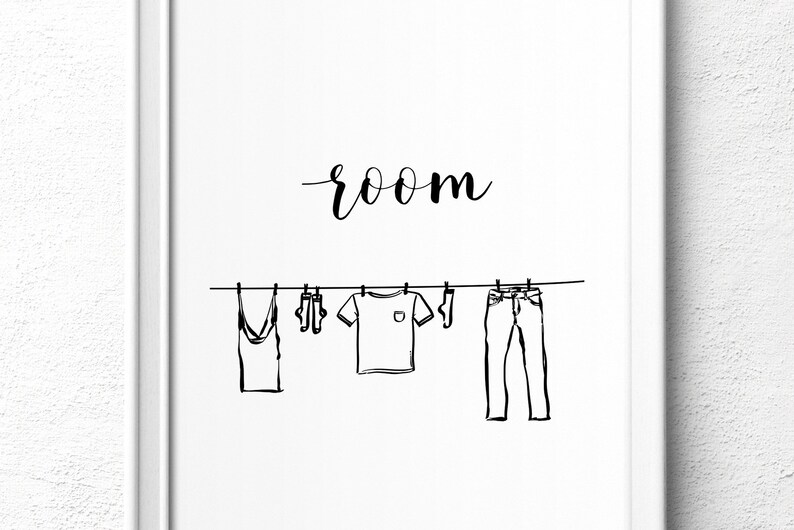 Puede incluir: Ilustraci&oacute;n en blanco y negro de un tendedero con una camiseta sin mangas, calcetines, una camiseta, calcetines y pantalones vaqueros colgados. El texto "room" est&aacute; escrito encima del tendedero.