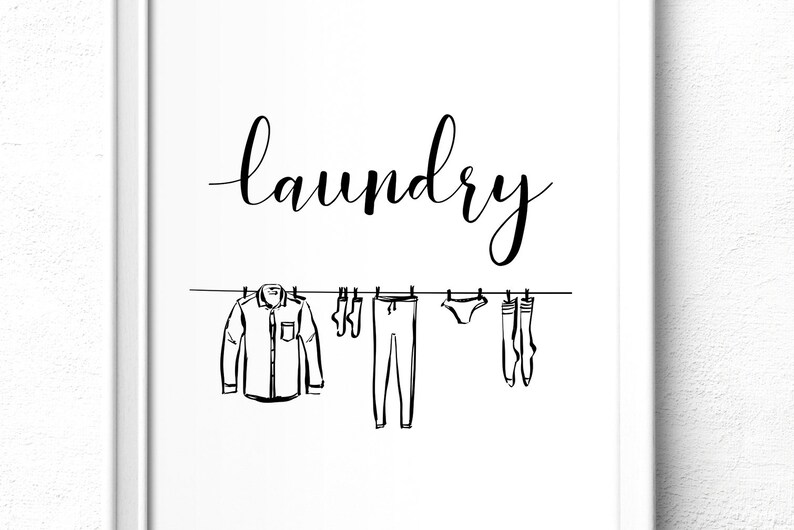 Puede incluir: Ilustraci&oacute;n en blanco y negro de ropa colgada en un tendedero. La ilustraci&oacute;n incluye una camisa, pantalones, ropa interior y calcetines. La palabra "laundry" est&aacute; escrita en cursiva sobre el tendedero.
