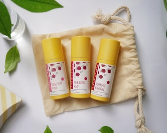 Bálsamo labial con color: bálsamo hidratante natural y orgánico en tubo de cartón ecológico.