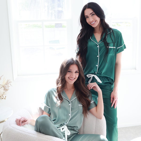 Luxurious 2-Piece Satin Pajama Set for Bridesmaids - Short Sleeve Top & Pants for Bridal and Lounge Wear
