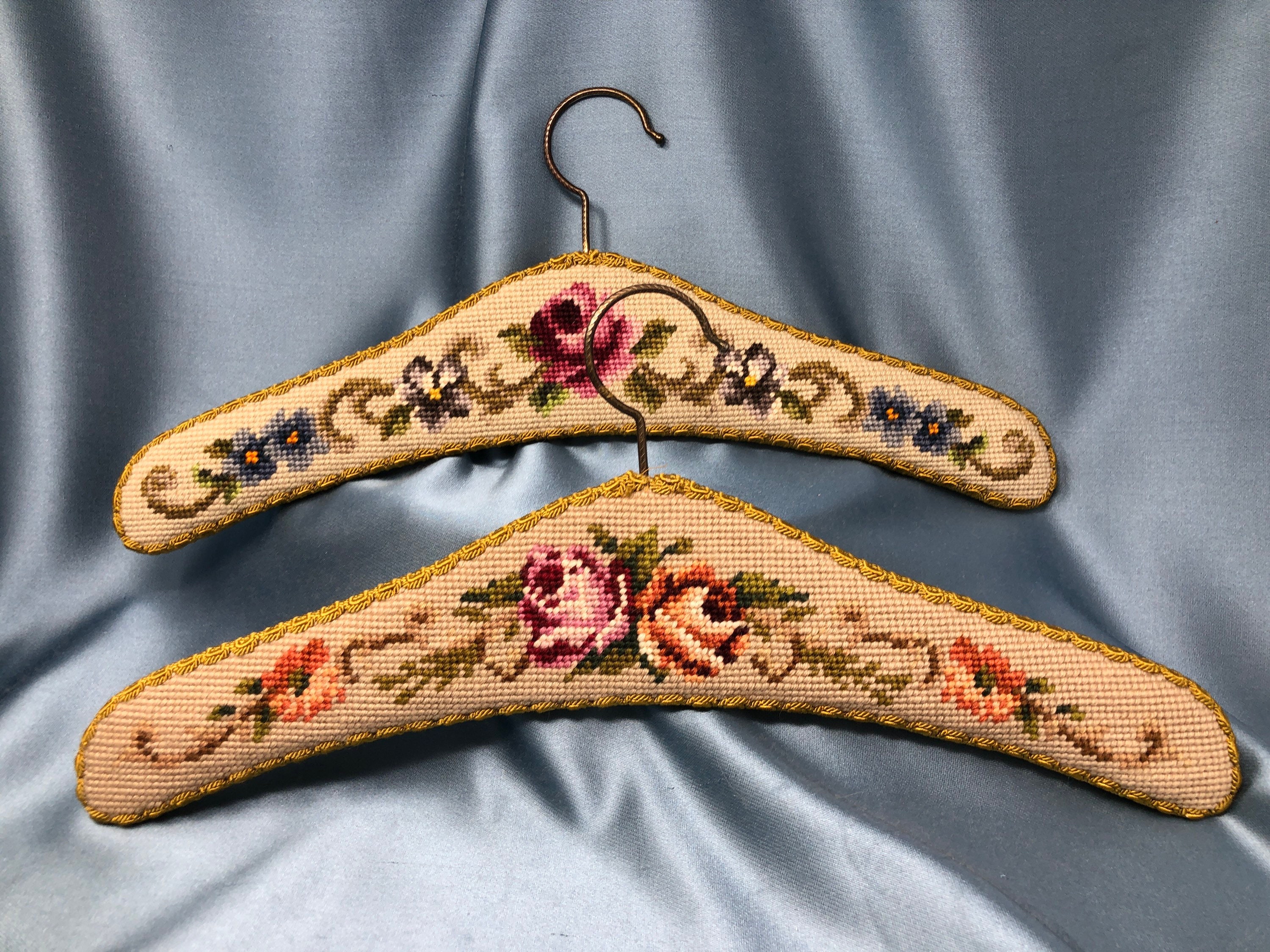 2 x Kleiderbügel handbestickt Vintage Gobelin Floral Samt - Etsy.de